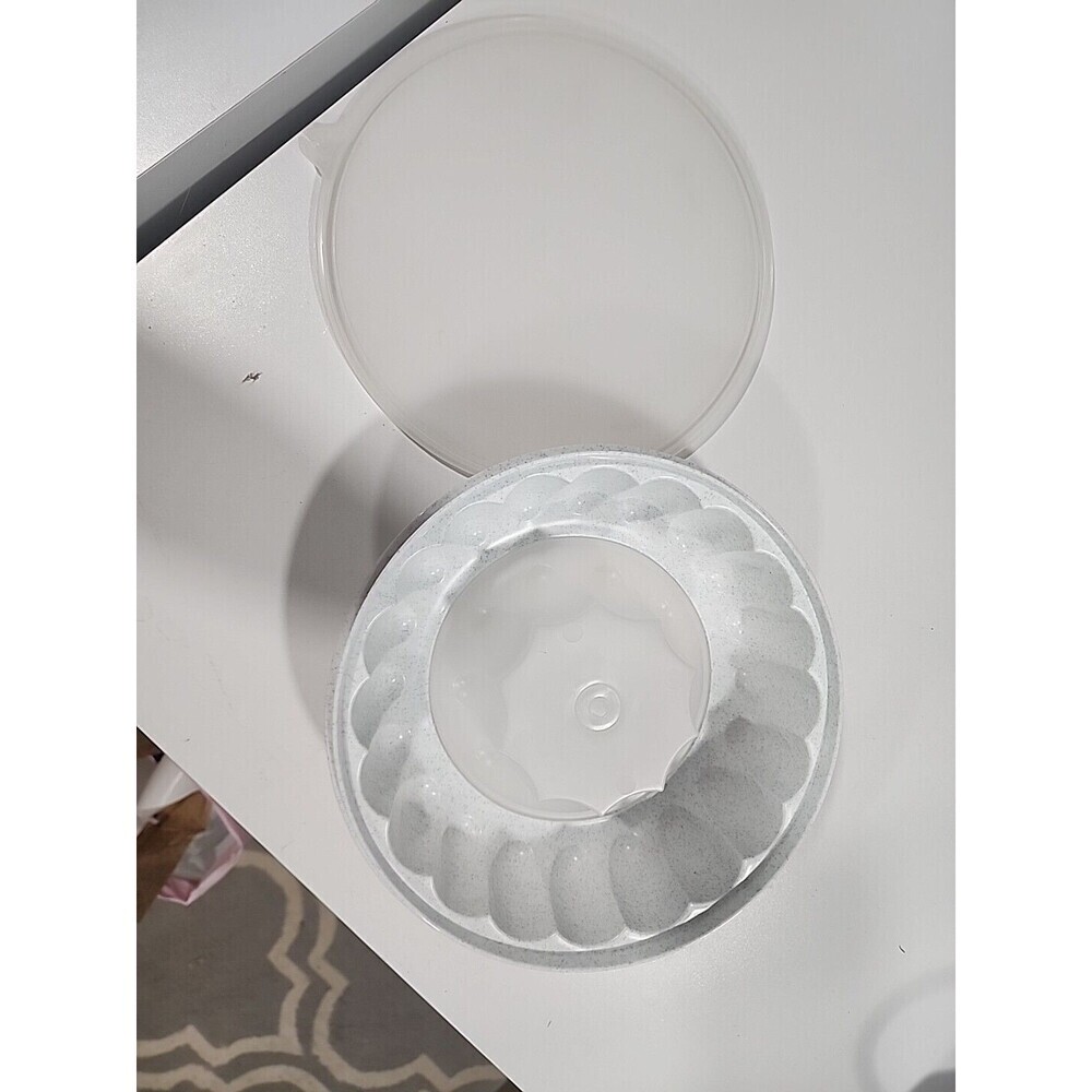 Tupperware Vintage Jello Mold with Lid - White Grey- 1201-11, 1202-4, 1203-6 - Picture 5 of 5